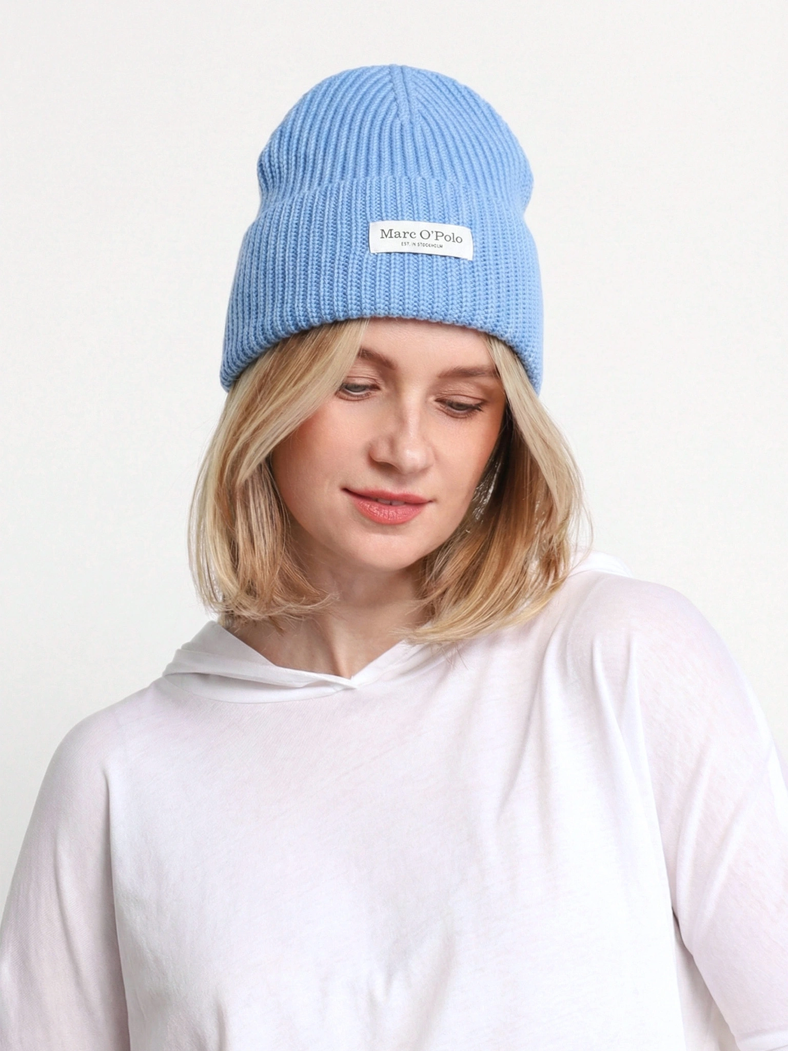 Шапка-бини голубого цвета с отворотом из хлопка